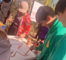 alumnos pintando un cuadro en el cerro