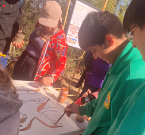 alumnos pintando un cuadro en el cerro